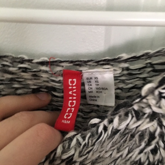 H&M Black and White Marled Knit Vneck Sweater - Picture 3 of 4